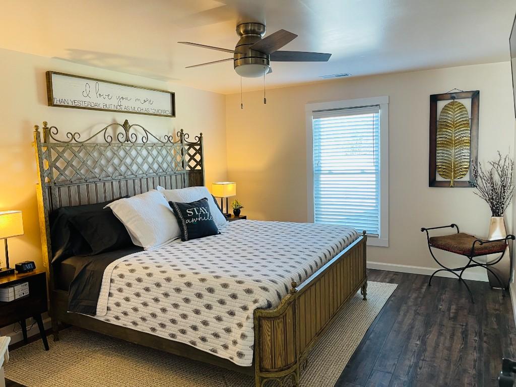 Fiddlers Roost master bedroom with king bed and bedside lamps