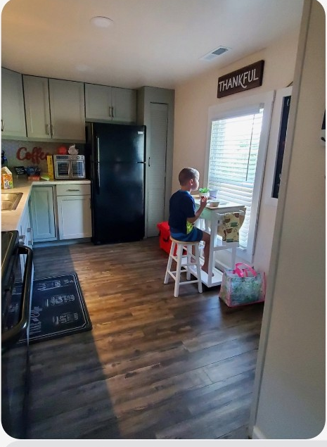 Fiddlers Roost — Guest enjoying breakfast at the kid-sized table by the kitchen window