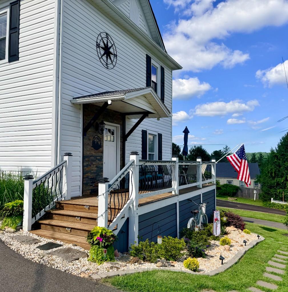 New River Hideaway — Large private elevated deck, outdoor relaxing chairs and glass table with umbrella.