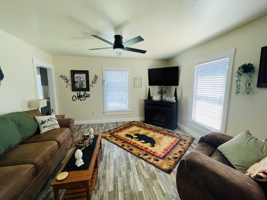New River Hideaway living room with fireplace, TV, and seating